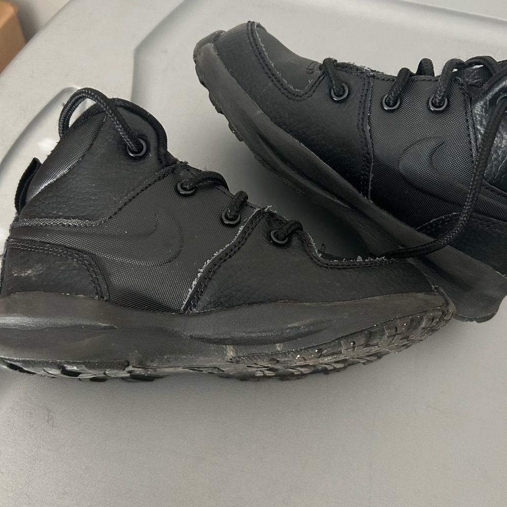Nike Black Sneakers Rugged Traction Design